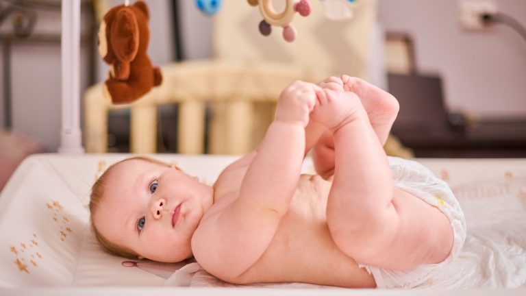 Upadek z przewijaka – co robić, kiedy iść do lekarza?